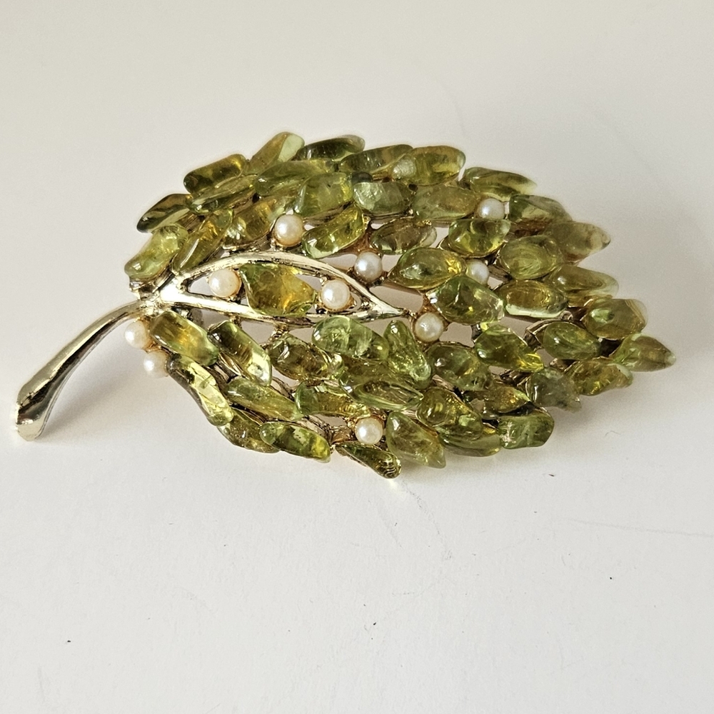 Dodds Vintage Olivine Stone Leaf Brooch‎